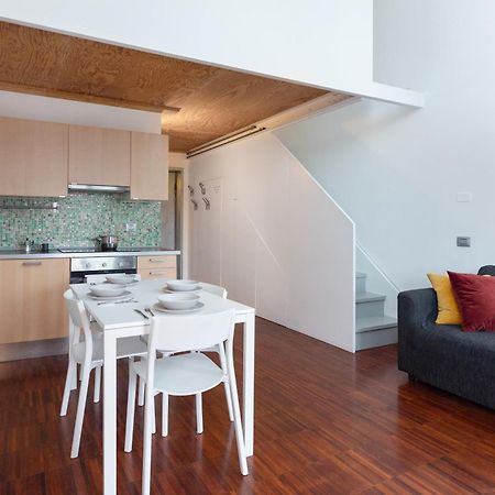 White And Brown Exclusive Loft With Terrace - Free Parking - M2 Station Apartment Milan Bagian luar foto