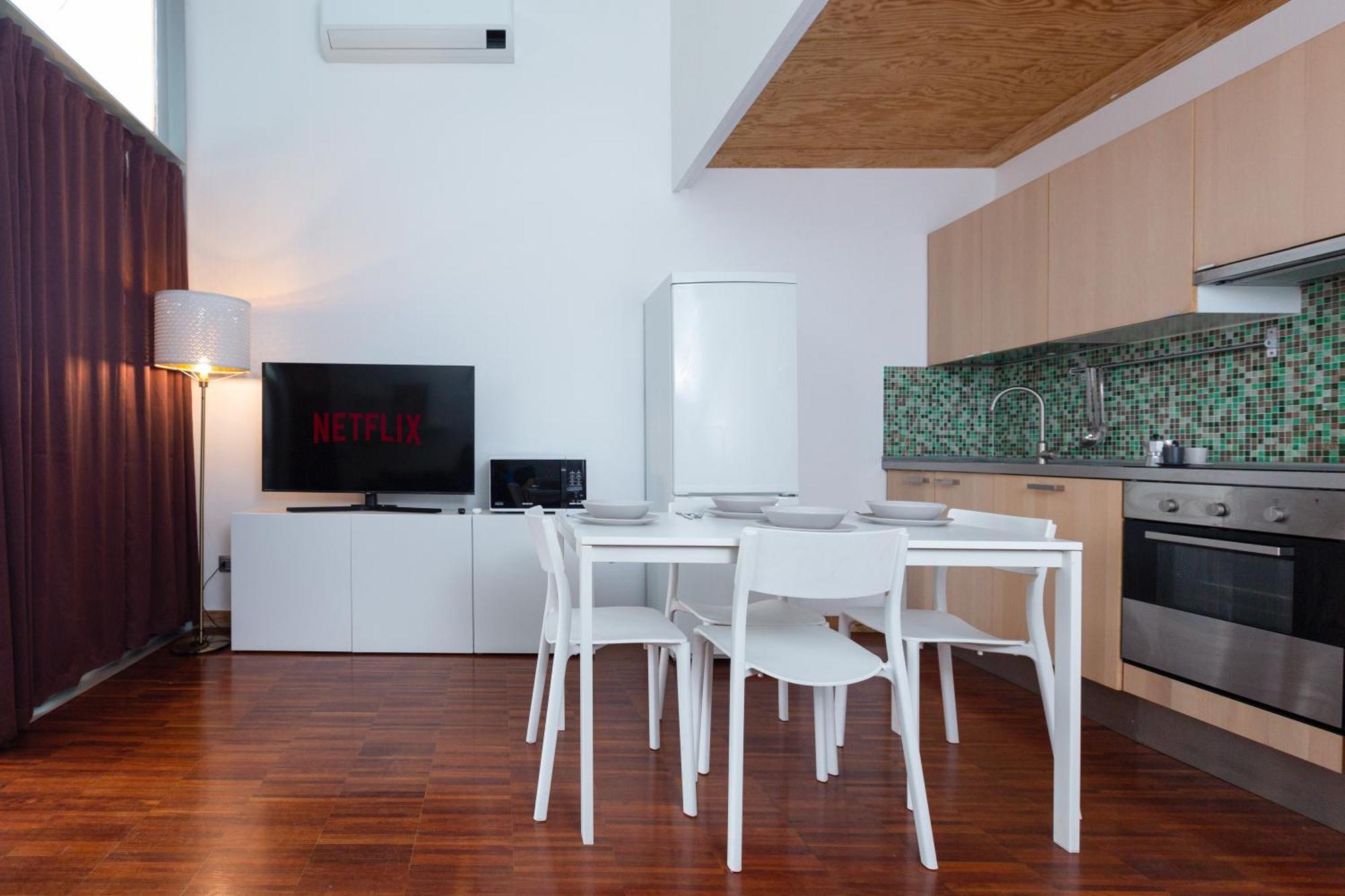 White And Brown Exclusive Loft With Terrace - Free Parking - M2 Station Apartment Milan Bagian luar foto