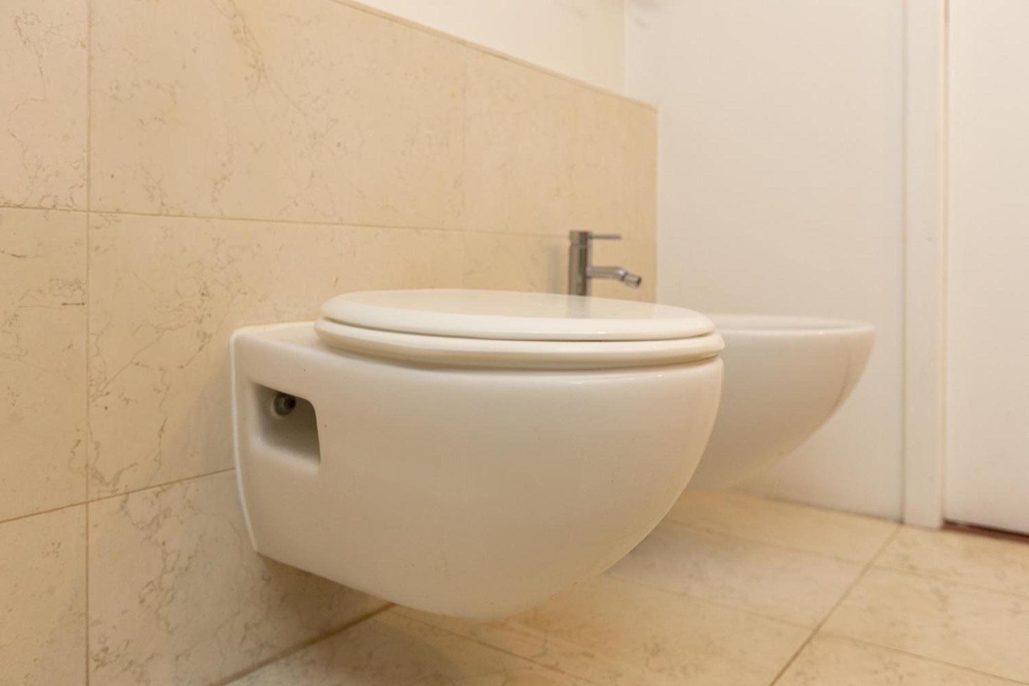 White And Brown Exclusive Loft With Terrace - Free Parking - M2 Station Apartment Milan Bagian luar foto