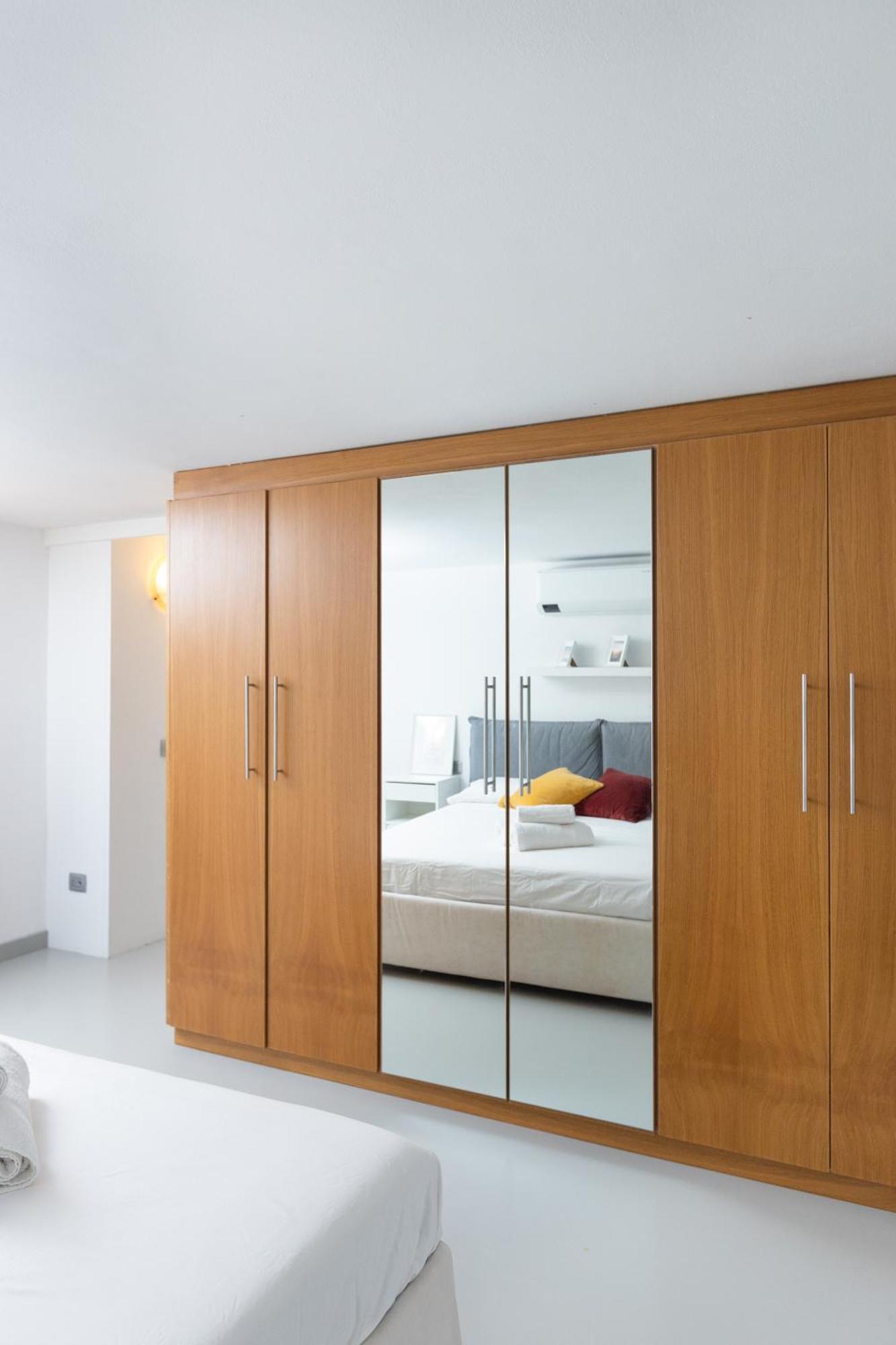 White And Brown Exclusive Loft With Terrace - Free Parking - M2 Station Apartment Milan Bagian luar foto