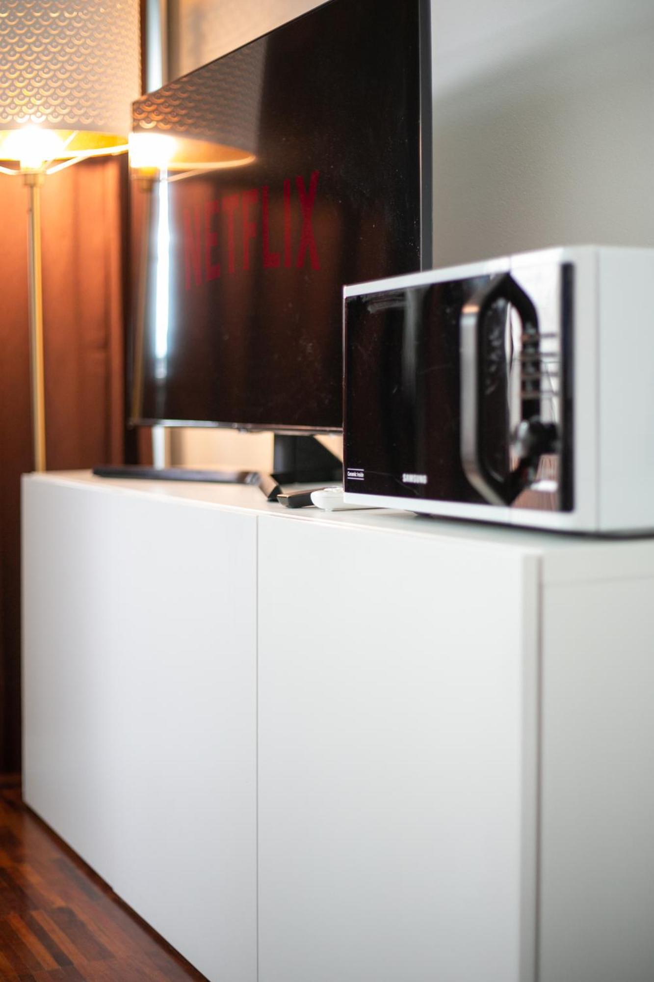 White And Brown Exclusive Loft With Terrace - Free Parking - M2 Station Apartment Milan Bagian luar foto