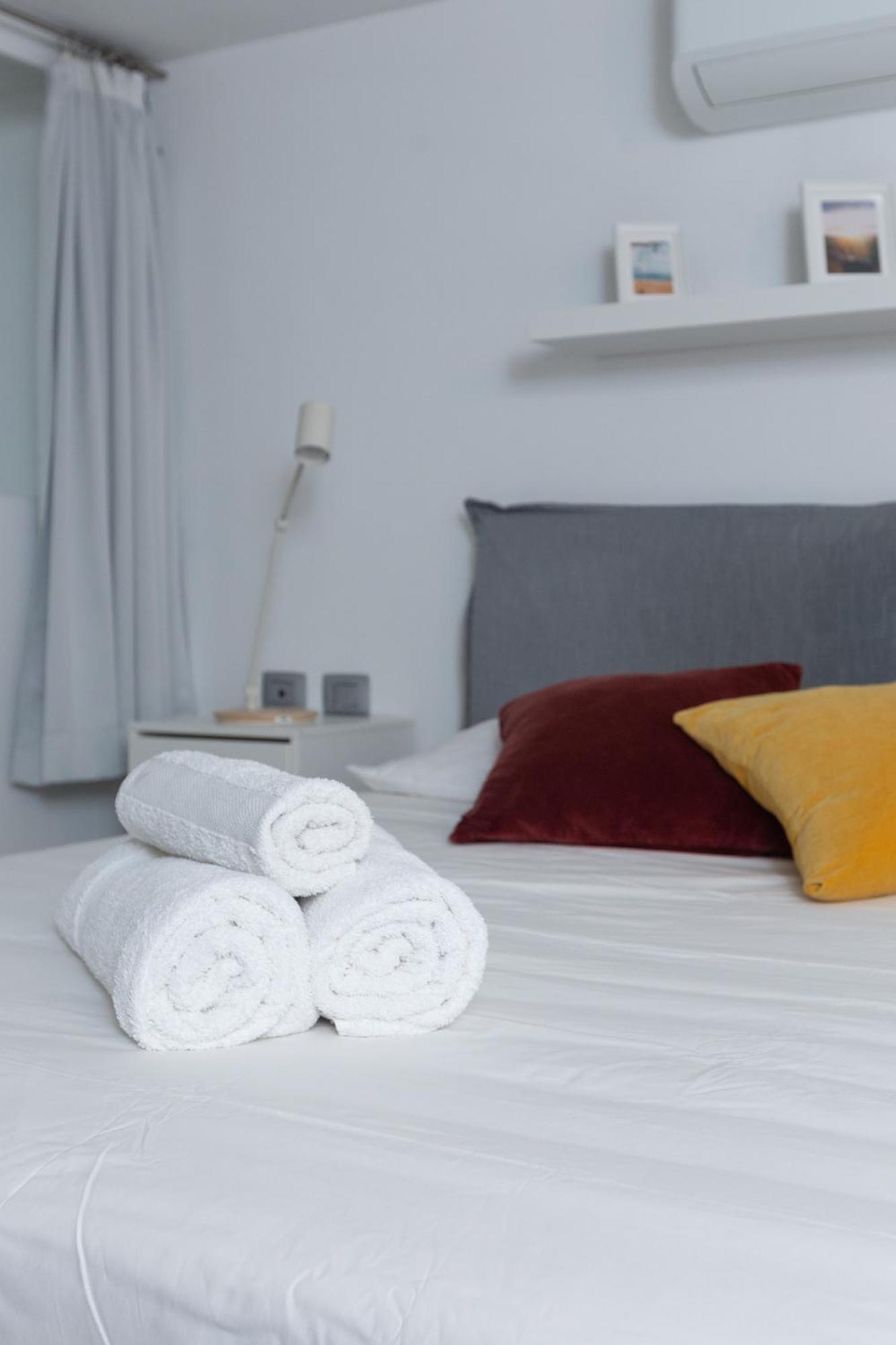 White And Brown Exclusive Loft With Terrace - Free Parking - M2 Station Apartment Milan Bagian luar foto
