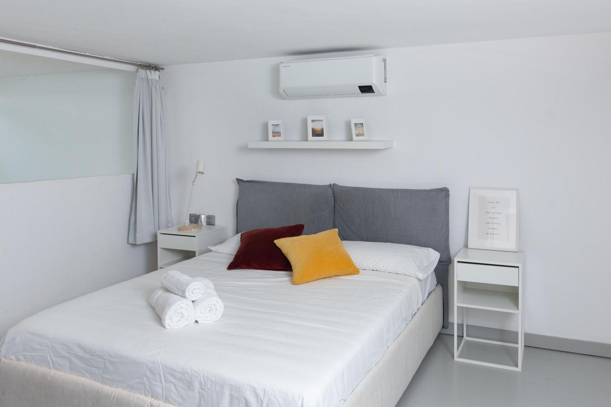 White And Brown Exclusive Loft With Terrace - Free Parking - M2 Station Apartment Milan Bagian luar foto
